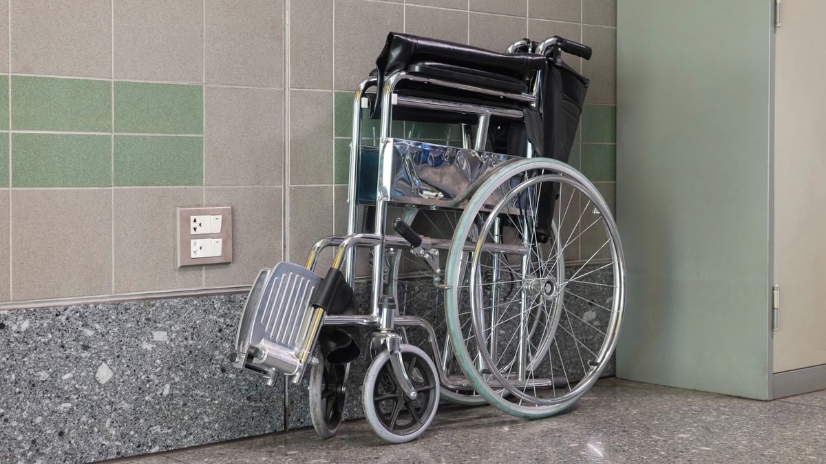 Letecká společnost ztratila dívce invalidní vozík za statisíce. Našel se až po čtyřech dnech poškozený